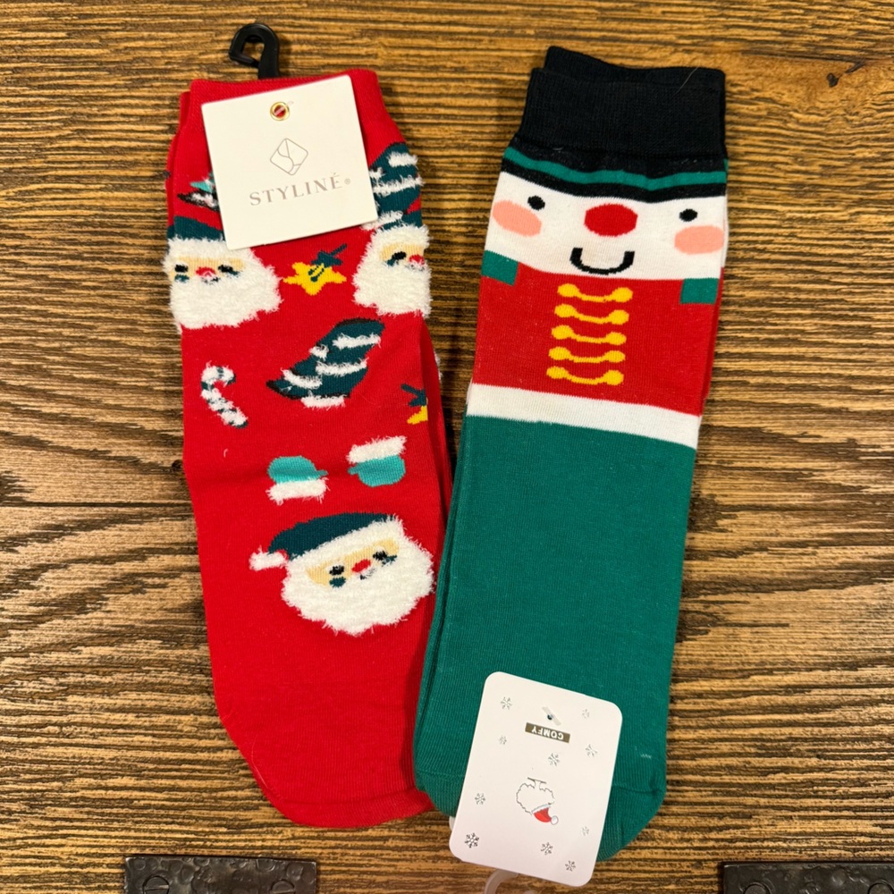U9 - Women's Holiday Socks - Red and Green